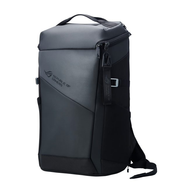 ASUS ROG mochila siendo usada por un gamer