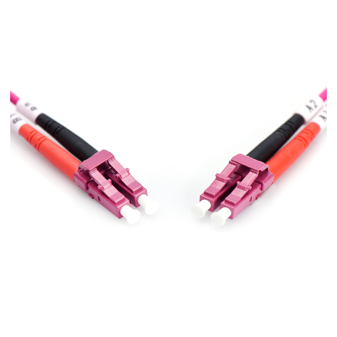 Digitus cable de conexión multimode de fibra óptica en acción