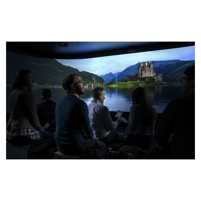 Funciones del proyector Epson EB-PU1007B mostradas en un evento corporativo