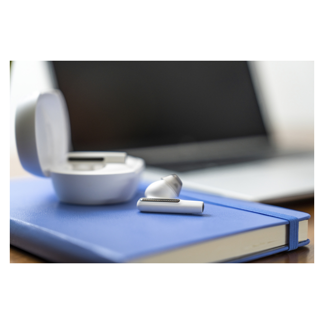 Auriculares intraurales HP Poly Voyager en uso