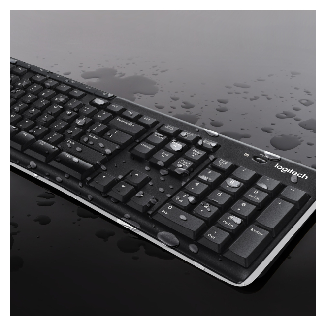 teclado y ratón inalámbricos Logitech MK270 en uso