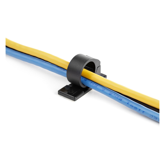StarTech.com 100 Clips de Gestión de Cableado Adhesivos en una configuración de cables