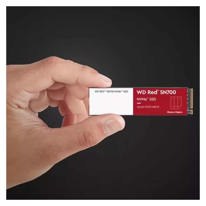 Western Digital Red SN700 1 TB M.2 PCI Express 3.0 NVMe siendo instalado