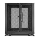 Imagen del APC NetShelter SX 12U Rack independiente en color negro, SKU AR3103, ideal para servidores y equipos de red, incluye puerta frontal de vidrio y diseño robusto