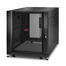 Imagen del APC NetShelter SX 12U Rack independiente en color negro, SKU AR3103, ideal para servidores y equipos de red, incluye puerta frontal de vidrio y diseño robusto