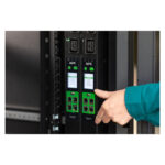 Unidad de distribución de energía APC modelo EPDU2016S con 8 salidas AC en formato 1U de color negro