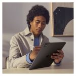 Apple iPad Pro con chip M2, capacidad de 2 TB, pantalla de 13 pulgadas, 16 GB de RAM, conectividad Wi-Fi 7 (802.11be) y sistema operativo iPadOS 26, color negro. SKU: MDYV4TY/A?ES