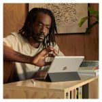 Apple iPad con 64 GB de almacenamiento, pantalla de 10.2 pulgadas, conectividad Wi-Fi 5 y en color gris. SKU: MK2K3FD/A