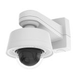 Cámara de seguridad Axis 5507-641 con sistema de montaje para vivienda, ideal para protección del hogar.