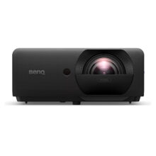 Proyector BenQ LW830ST de corto alcance con 4000 lúmenes ANSI, tecnología DLP, resolución WXGA (1280x800) y compatibilidad 3D. SKU: 9H.JTS77.7HE