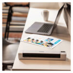 Escáner portátil Brother DS-940DW con resolución de 600 x 600 DPI para hojas en tamaños A4, colores negro y blanco, SKU DS940DWTK1