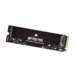 Vista cercana del Corsair MP700 PRO 4 TB M.2 PCI Express 5.0 NVMe 3D TLC NAND, SKU: CSSD-F4000GBMP700PNH, mostrando su diseño compacto y robusto.