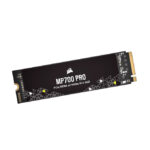 Vista cercana del Corsair MP700 PRO 4 TB M.2 PCI Express 5.0 NVMe 3D TLC NAND, SKU: CSSD-F4000GBMP700PNH, mostrando su diseño compacto y robusto.