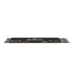 Vista cercana del Corsair MP700 PRO 4 TB M.2 PCI Express 5.0 NVMe 3D TLC NAND, SKU: CSSD-F4000GBMP700PNH, mostrando su diseño compacto y robusto.