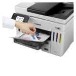 Imagen de la impresora Canon MAXIFY GX 7150, modelo de inyección de tinta A4, resolución 600 x 1200 DPI, con conectividad Wifi. SKU 6880C006.