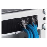 Imagen de la regleta de cepillos para cables Digitus de 483 mm (19 pulgadas), SKU DN-97660, ideal para armarios de red y gestión de cables.