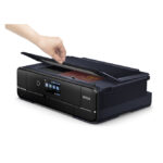 Imagen de la impresora multifunción Epson Expression Photo XP-970 con capacidad de impresión de alta resolución, SKU C11CH45402