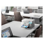 Vista frontal de la impresora Epson EcoTank ET-4956 con impresión de inyección de tinta, resolución de 4800 x 1200 DPI, velocidad de 35 ppm y conectividad Wifi. SKU: C11CL40403