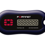 Imagen del producto Fortinet FortiToken-210, un token de contraseña de un solo uso basado en tiempo en un paquete de cinco piezas, compatible con FortiGate, FortiAuthenticator y FortiToken Cloud. SKU: FTK-210-5.