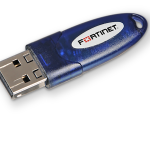 Fortinet FortiToken 310, 100 tokens USB para certificado PKI y software cliente con licencia perpetua. SKU: FTK-310-100