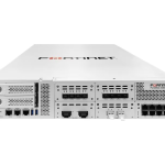 Imagen del FortiWeb-4000F Web Application Firewall con especificaciones como 2 puertos 40GE bypass, 10 puertos 10GE SFP+ bypass, 8 puertos GE RJ45 bypass, 2 puertos de gestión GE, suministro de energía AC dual y almacenamiento de 2x960GB SSD. SKU: FWB-4000F