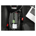 Imagen del adaptador e inversor de corriente Green Cell INV06 para auto, con potencia de 150 W, en color negro. SKU: INV06