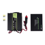 Imagen del adaptador e inversor de corriente Green Cell INV06 para auto, con potencia de 150 W, en color negro. SKU: INV06
