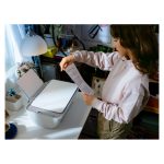 Imagen de la impresora HP DeskJet 2910 All-in-One, inalámbrica y a color, con SKU 89F98B#629