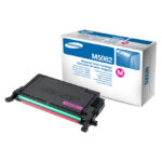 Cartucho de tóner magenta Samsung CLT-M5082S con SKU SU323A, ideal para obtener impresiones de alta calidad en color.