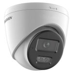 Cámara de seguridad IP Hikvision Value Series DS-2CD1363G2-LIU 2.8MM PL montada en techo, ideal para interior y exterior con resolución de 3200 x 1800 pixeles. SKU: DS-2CD1363G2-LIU 2.8mm PL