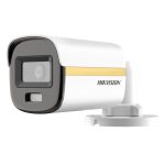 Cámara de seguridad Hikvision Turbo HD con ColorVu modelo DS-2CE10KF3T-LE(2.8mm) en forma de bala, resolución de 2960 x 1665 pixeles, para interior y exterior, montada en pared.