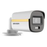 Cámara de seguridad Hikvision Turbo HD con ColorVu modelo DS-2CE10KF3T-LE(2.8mm) en forma de bala, resolución de 2960 x 1665 pixeles, para interior y exterior, montada en pared.