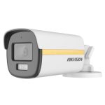 Cámara de seguridad IP Hikvision Turbo HD con ColorVu, modelo DS-2CE12DF3T-LFS(2.8mm), con resolución de 1920 x 1080 píxeles, para uso interior y exterior, montada en la pared.
