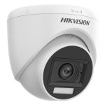 Cámara de vigilancia Hikvision Turbo HD Value Series DS-2CE76U0T-LPF(2.8MM) montada en un techo, ofrece resolución 3840 x 2160 Pixeles, utilizada para seguridad CCTV en interiores y exteriores. SKU: DS-2CE76U0T-LPF(2.8mm).