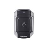 Lector de control de acceso Hikvision DS-K1104M en color negro y acero inoxidable, modelo básico