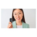 Vista frontal del SSD externo Kioxia Exceria Plus G2 - 500 GB con conector USB Tipo C 3.2 Gen 2, modelo LXD20K500TG8. Color negro.