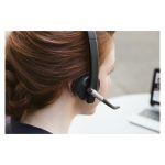 Auriculares inalámbricos Logitech H820e con diadema, base de carga y diseño en color negro, SKU 981-000512