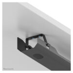 Bandeja para cables Neomounts con fijación por tornillos, universal, SKU ADS07-122BL, ideal para organizar cables y mejorar la gestión de cables.