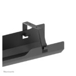 Bandeja para cables Neomounts con fijación por tornillos, universal, SKU ADS07-122BL, ideal para organizar cables y mejorar la gestión de cables.