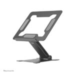 Imagen del soporte para portátil Neomounts DS20-740BL1 ajustable en altura, plegable y compacto, adecuado para portátiles de 11 a 15 pulgadas.