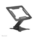 Imagen del soporte para portátil Neomounts DS20-740BL1 ajustable en altura, plegable y compacto, adecuado para portátiles de 11 a 15 pulgadas.