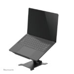 Imagen del soporte para portátil Neomounts DS20-740BL1 ajustable en altura, plegable y compacto, adecuado para portátiles de 11 a 15 pulgadas.