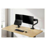 Imagen del soporte para portátil Neomounts DS20-740BL1 ajustable en altura, plegable y compacto, adecuado para portátiles de 11 a 15 pulgadas.