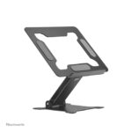 Imagen del soporte para portátil Neomounts DS20-740BL1 ajustable en altura, plegable y compacto, adecuado para portátiles de 11 a 15 pulgadas.