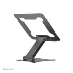 Imagen del soporte para portátil Neomounts DS20-740BL1 ajustable en altura, plegable y compacto, adecuado para portátiles de 11 a 15 pulgadas.