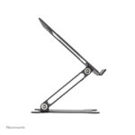 Imagen del soporte para portátil Neomounts DS20-740BL1 ajustable en altura, plegable y compacto, adecuado para portátiles de 11 a 15 pulgadas.