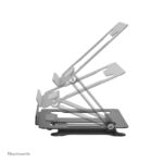 Imagen del soporte para portátil Neomounts DS20-740BL1 ajustable en altura, plegable y compacto, adecuado para portátiles de 11 a 15 pulgadas.