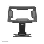 Imagen del soporte para portátil Neomounts DS20-740BL1 ajustable en altura, plegable y compacto, adecuado para portátiles de 11 a 15 pulgadas.