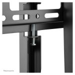 Carro para TV Neomounts NS-M4000BLACK, compatible con televisores de 60 a 105 pulgadas, color negro, SKU NS-M4000BLACK