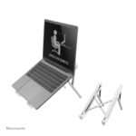 Soporte plegable y compacto para portátil Neomounts NSLS010, compatible con dispositivos de 11 a 17 pulgadas